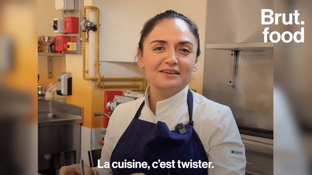 :
Vidéo
Food : 3 déclinaisons du guacamole par Beatriz Gonzalez
Il est présent sur toutes les tables au Mexique. On a tous un pote qui prétend savoir le faire parce que "c’est facile ". Alors pour en avoir le cœur net, on est allé voir la cheffe mexicaine Beatriz Gonzalez pour qu'elle nous donne sa recette du guacamole. Et en bonus, elle nous apprend comment le twister.