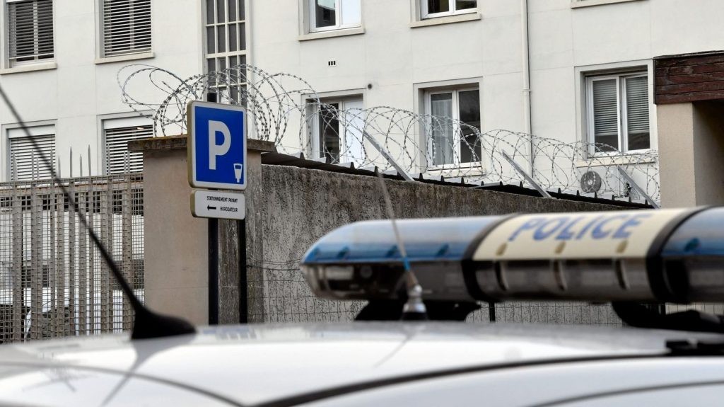 Un homme de 61 ans tué par arme blanche à Béziers, une femme de 22 ans en garde à vue
La jeune femme en garde à vue est la voisine de palier du sexagénaire. Elle et sa fille de six ans ont retrouvées dans la rue, couvertes de sang. Elles ne présentaient aucune blessure.