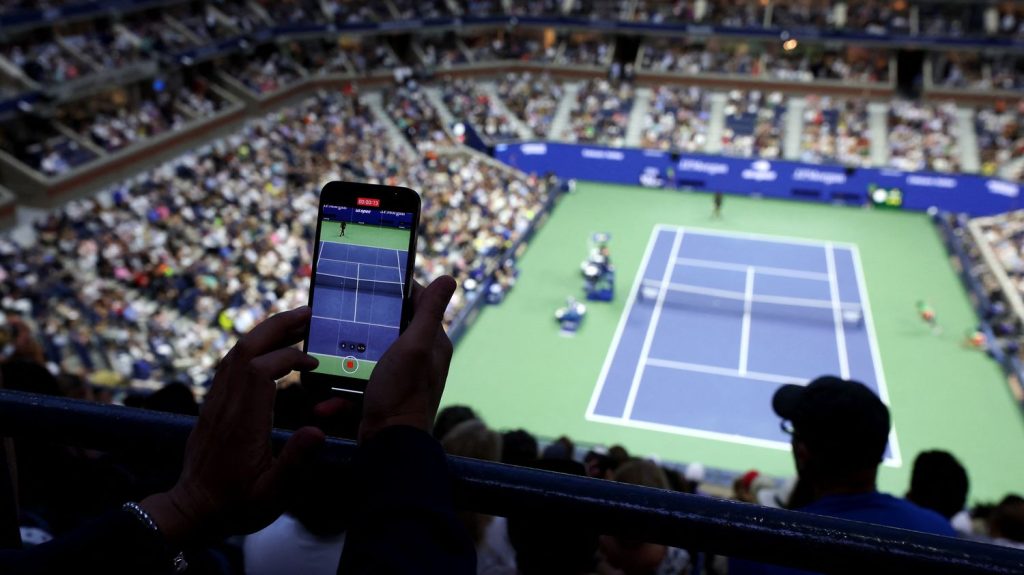 Haine en ligne : "environ 12 000" messages abusifs repérés par les autorités du tennis en 2024
La Fédération internationale de tennis (ITF) s'est dite prête à poursuivre "en justice" les personnes impliquées.