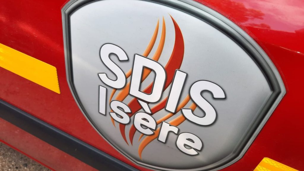 Un appartement du quartier de l'Arlequin à Grenoble en feu après plusieurs tirs de mortiers
Appelés pour "des feux de poubelles", les pompiers ont été accueillis à coups de mortiers dont l'un a atterri sur un balcon, enflammant le logement. Des violences déclenchées après l'interpellation d'un jeune du quartier.