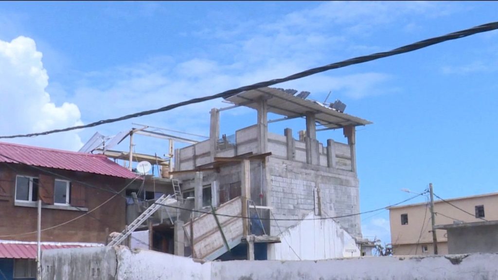 Mayotte : comment indemniser les victimes ?
Après le passage du cyclone Chido, les Mahorais pensent déjà à l'après. De nombreuses habitations ont été ravagées par l'intensité du cyclone. Et sans assurance, la population se retrouve dans une impasse quant aux frais liés aux réparations.