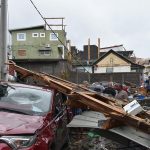 "Je croise les doigts" : après le passage du cyclone Chido à Mayotte, ces familles sans nouvelles de leurs proches se tournent vers les réseaux sociaux
Le passage du cyclone Chido a durement frappé l'archipel français de l'océan Indien, anéantissant habitations et infrastructures. Le réseau téléphonique est également rompu, ce qui renforce l'angoisse des familles qui tentent de joindre leurs proches portés disparus.
