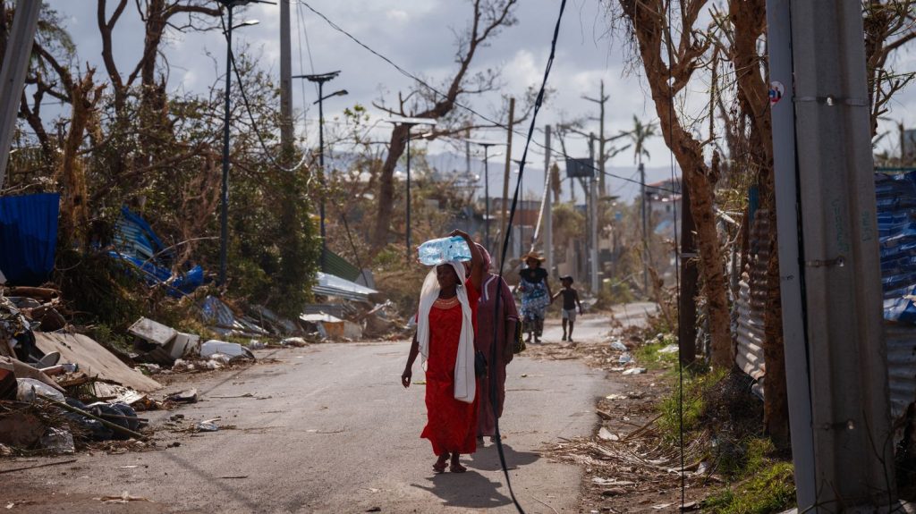 Cyclone Chido à Mayotte : à quoi servirait l'instauration de l'état d'urgence que réclament des élus locaux ?
Le conseil départemental a demandé à François Bayrou un décret introduisant l'état d'urgence, afin de répondre aux enjeux sécuritaires après la catastrophe naturelle. Cependant, ce dispositif juridique ne permet pas d'engager des moyens matériels et humains supplémentaires.