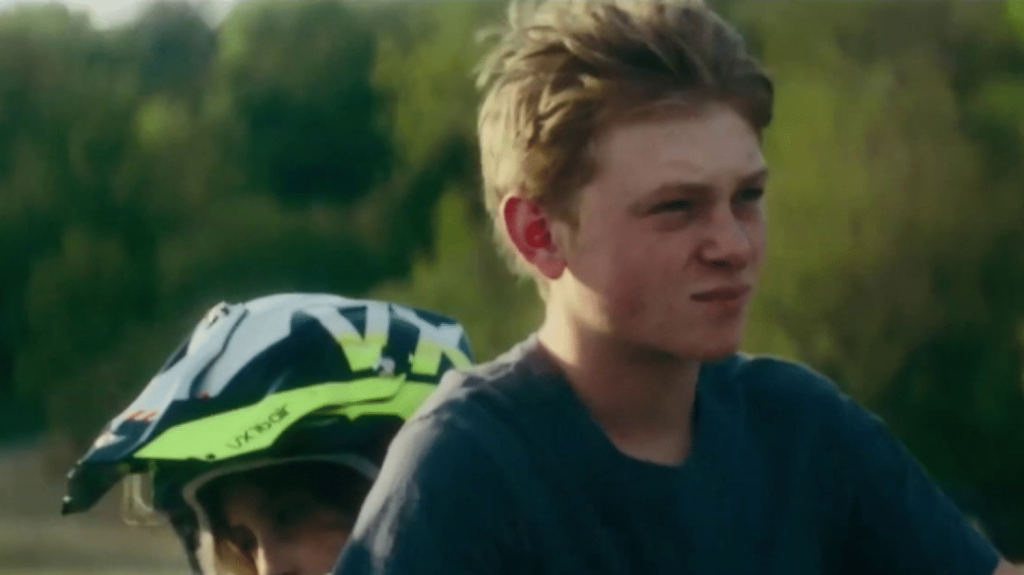 "Vingt Dieux" : un jeune agriculteur à l'affiche dans ce film 100% made in Jura
Le film "Vingt Dieux", réalisé dans le Jura par Louise Courvoisier, sortira mercredi 11 décembre au cinéma. Il raconte l'histoire de Totone, qui va se lancer dans le projet fou de remporter la médaille d'or du meilleur comté de sa région. Celui qui l'incarne est un jeune éleveur de volaille.