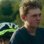 "Vingt Dieux" : un jeune agriculteur à l'affiche dans ce film 100% made in Jura
Le film "Vingt Dieux", réalisé dans le Jura par Louise Courvoisier, sortira mercredi 11 décembre au cinéma. Il raconte l'histoire de Totone, qui va se lancer dans le projet fou de remporter la médaille d'or du meilleur comté de sa région. Celui qui l'incarne est un jeune éleveur de volaille.