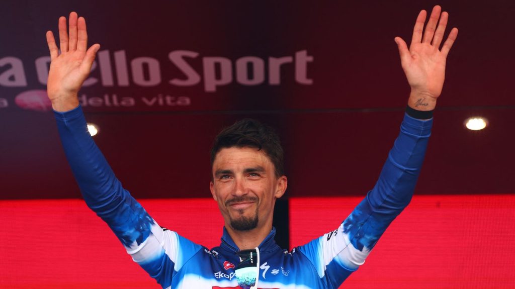 Cyclisme : la furia du Tour 2019, sa chute au Tour des Flandres... On vous fait revivre les cinq moments marquants de Julian Alaphilippe chez Quick-Step
Après douze ans dans l'équipe belge, où il a débuté, Julian Alaphilippe va entamer, à partir de janvier, un nouveau chapitre de sa carrière chez l'équipe suisse Tudor. Retour sur les exploits du Français chez Quick-Step, où il a remporté 44 victoires et marqué l'histoire du cyclisme.