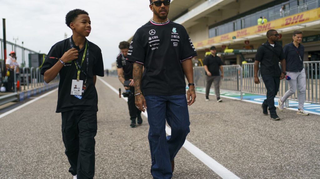 Karting : Kenzo Craigie, un jeune Britannique d'origine guadeloupéenne, remporte son deuxième titre mondial à seulement 14 ans
Ses exploits l'ont amené à rencontrer le champion du monde de Formule 1 Lewis Hamilton.