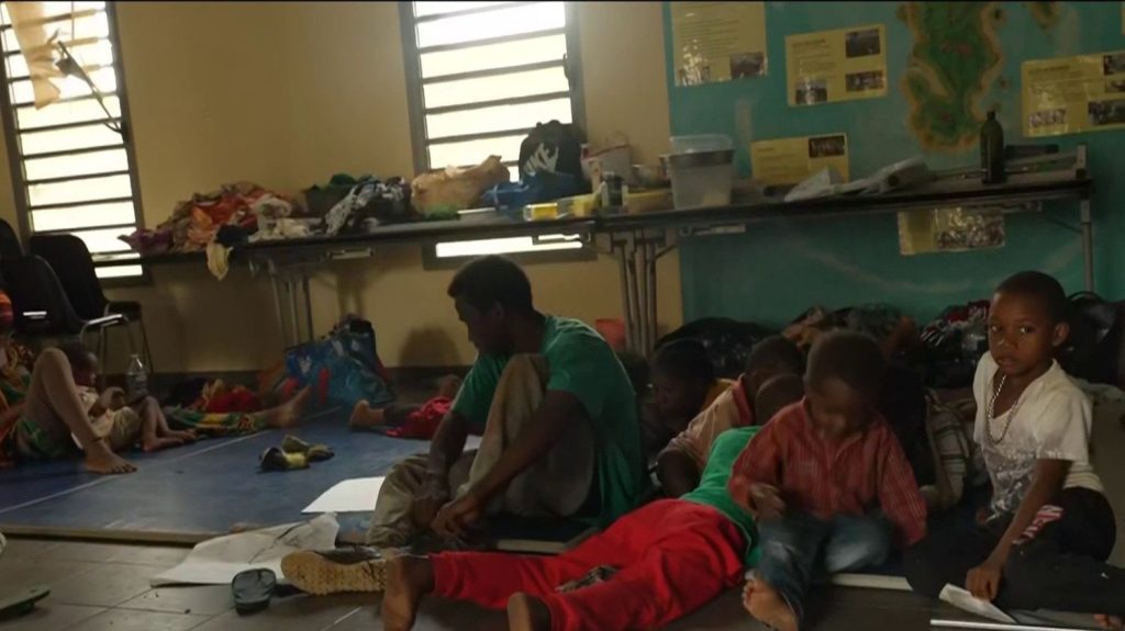 Mayotte : un collège ouvre ses portes aux sinistrés
À Koungou, un collège ouvre ses portes pour venir en aide aux sinistrés. Ce lieu a été transformé en véritable centre d’accueil afin de soigner et héberger ceux qui ont tout perdu.