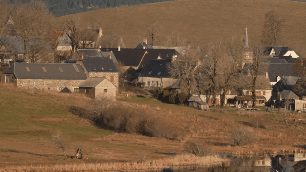 Puy-de-Dôme : à la découverte de La Godivelle, qui ne compte qu'une vingtaine d'habitants
Située à 1 200 mètres d'altitude, la commune de La Godivelle (Puy-de-Dôme) ne compte qu'une vingtaine d'habitants à l'année. Cependant, des touristes affluent pour découvrir la beauté des grands espaces de ce village niché entre deux lacs et déguster une truffade dans son unique commerce.