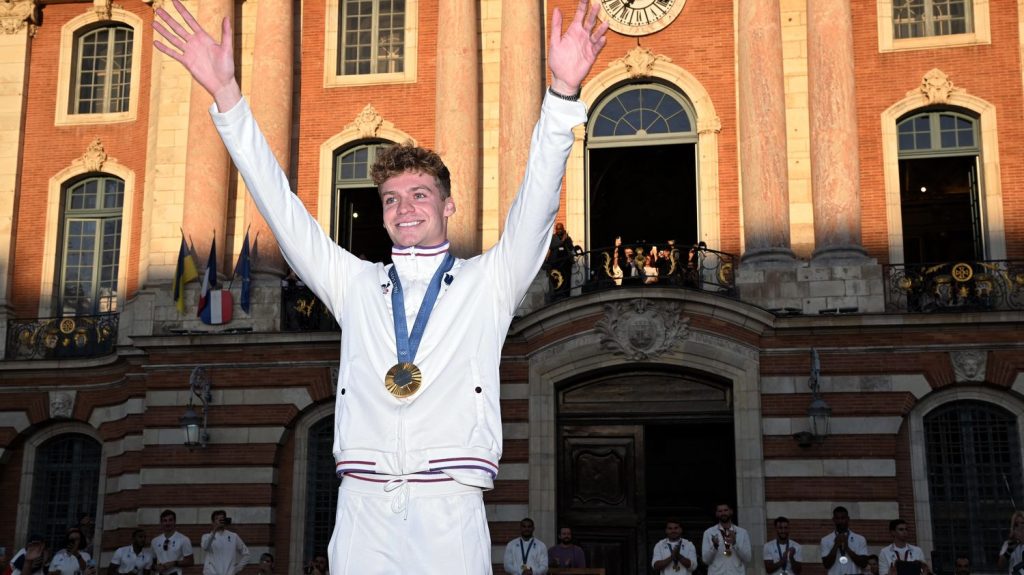 Pour quelles raisons Léon Marchand s'est-il orienté vers la natation ?
Retour sur la carrière d'un grand champion qui a marqué l'année 2024 : Léon Marchand. Pour répondre aux questions des enfants sur le nageur : Vincent Gardeau, président des Dauphins du TOEC, le club toulousain de Léon Marchand.