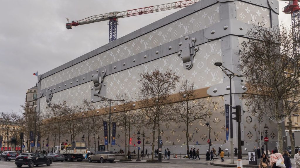 "C'est de la publicité illégale" : les élus écologistes parisiens demandent le retrait de la malle géante LVMH des Champs-Élysées
Le leader mondial du luxe a installé une immense malle Louis Vuitton sur la célèbre avenue parisienne, à l'automne 2023, pour masquer un chantier sur l'un de ses bâtiments.