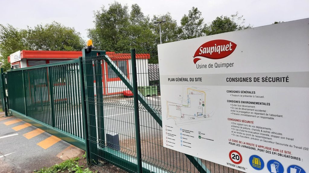 Clap de fin pour la dernière usine Saupiquet de France : les intérimaires de Quimper sont les premiers à partir, "le cœur gros forcément"
Les 152 autres salariés ont été priés d'attendre "chez eux" leur lettre de licenciement après les deux semaines de congés d'hiver.