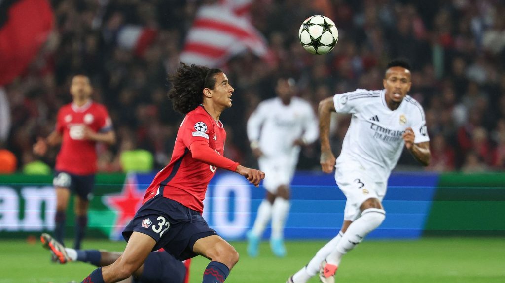 Ligue des champions : des études de maths au football, le Lillois Ayyoub Bouaddi, sans fausse note
Après s'être révélé aux yeux de l'Europe face au Real Madrid, le jeune milieu lillois à la personnalité détonante veut continuer sur sa lancée, en donnant l'impression d'avoir toutes les cartes en main.