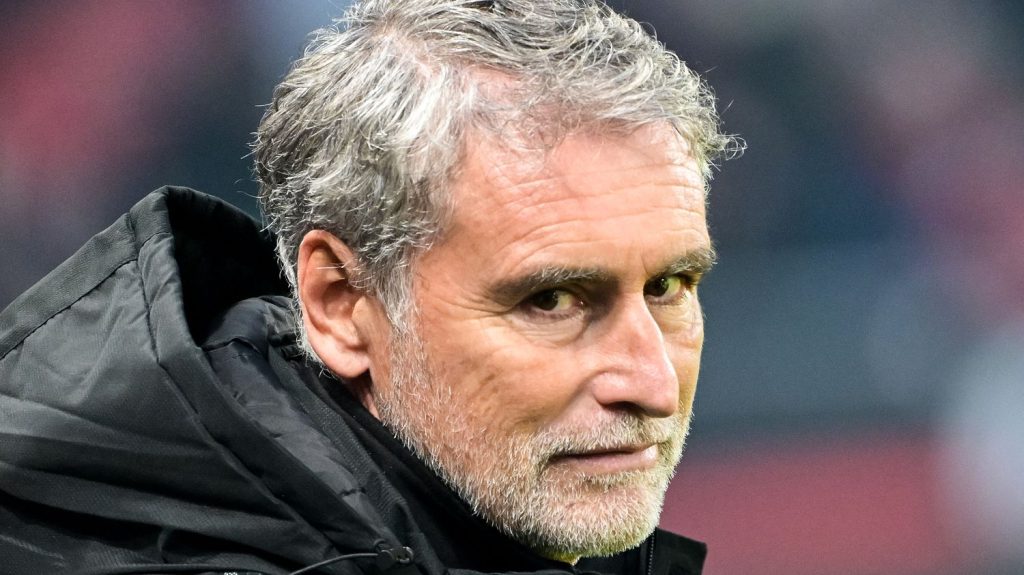 Ligue 1 : Saint-Etienne limoge son entraîneur Olivier Dall'Oglio
Le technicien a été démis de ses fonctions, samedi, après la 10e défaite de son équipe cette saison.