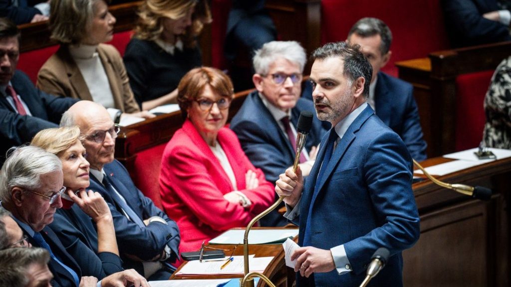 Budget 2025 : que comporte la loi de finances spéciale présentée au conseil des ministres ?
Un texte raccourci et temporaire qui ne comporte que trois articles sera présenté en Conseil des ministres mercredi. Si cette loi de finances spéciale est nécessaire, voter un budget pour l'année 2025 reste indispensable à tous les niveaux.