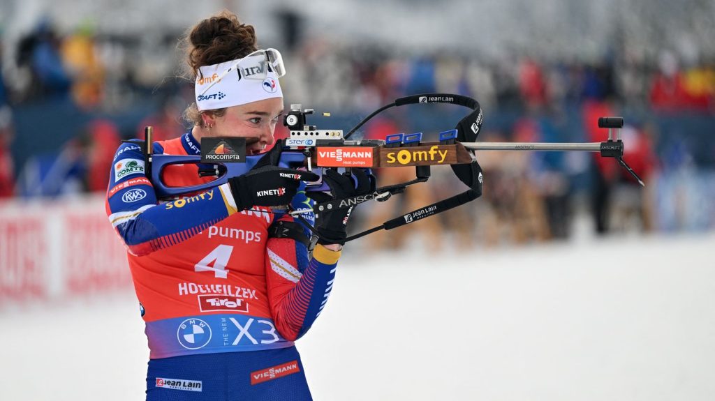 Biathlon : parfaite au tir, Lou Jeanmonnot remporte largement la première poursuite de la saison
La Française, partie quatrième, a réussi le 20/20 au tir pour s'imposer samedi à Hochfilzen en Autriche, sa deuxième victoire de la saison.