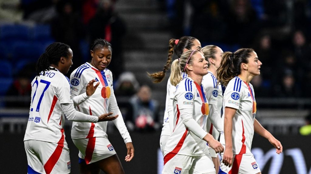 Ligue des champions : victorieuses de Wolfsburg, les Lyonnaises concluent la phase de groupes invaincues
En s'imposant à domicile 1-0 face à Wolfsburg mardi, l'OL, déjà qualifié, a conclu son année et sa phase de poules de la meilleure des manières.