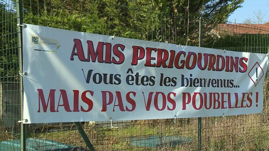 Collecte des déchets : le coup de gueule d'un maire de Charente contre les Périgourdins
Le maire d’un village charentais a fait installer une banderole pour exprimer son ras-le-bol face au manque de civisme de ses voisins périgourdins qui jettent leurs poubelles dans sa commune.