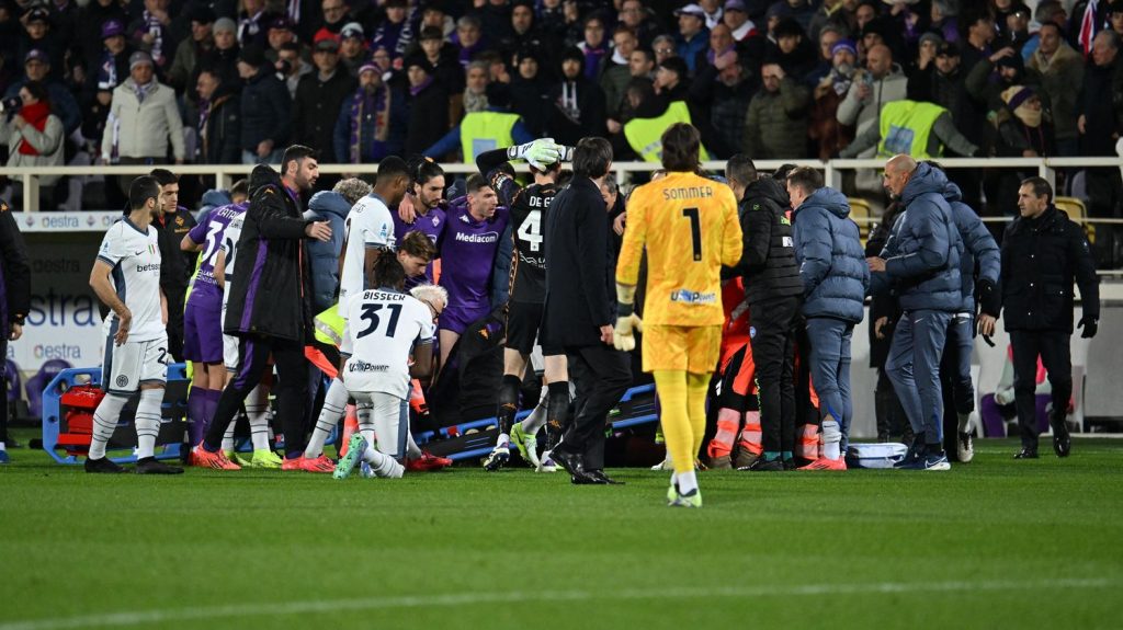 Football : au lendemain de son malaise sur le terrain, le joueur de la Fiorentina Edoardo Bove "conscient et alerte"
Le milieu de terrain s'était effondré dimanche en début de match contre l'Inter Milan. Lundi, son état est rassurant.