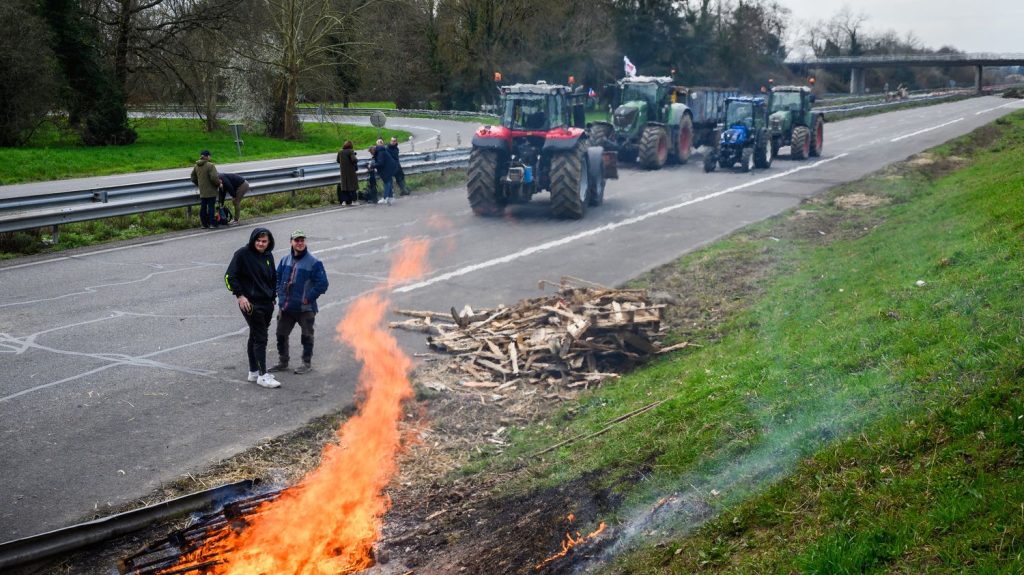 Colère des agriculteurs : le préfet de Tarn-et-Garonne "condamne" l'action d'une trentaine de manifestants qui ont visé des bâtiments publics
La trentaine de manifestants ont d'abord déversé des bennes remplies de bottes de pailles et de céréales moisies, près de la sous-préfecture de Castelsarrasin et du commissariat, avant de se diriger devant le siège local de la MSA.
