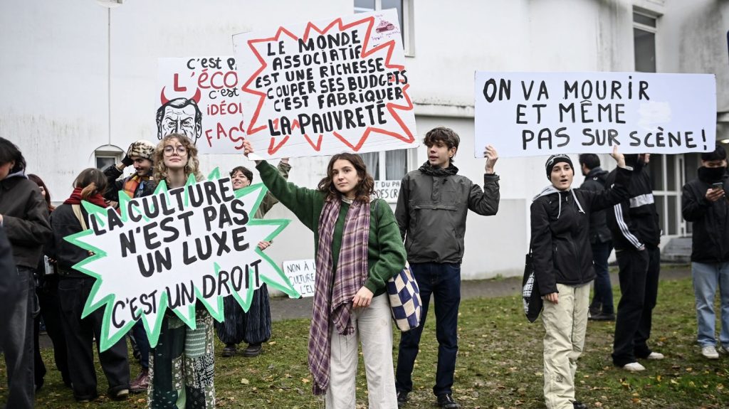 Budget de la culture : manifestation à Nantes contre les coupes drastiques voulues par la présidente de la Région Pays de la Loire
La mobilisation avait été lancée dès la mi-novembre par les professionnels du secteur de la culture, inquiets pour leurs emplois.