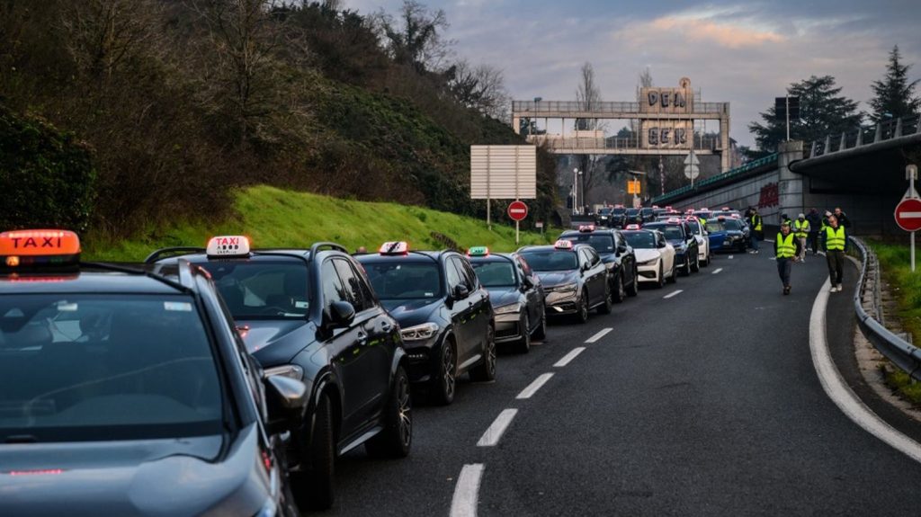 :
Reportage
"On va mettre la clé sous la porte" : à Lyon, les taxis manifestent leur colère contre la nouvelle tarification pour le transport sanitaire
Les taxis se sont mobilisés partout en France, mais plus particulièrement autour de Lyon, où ils sont bloqués les entrées de la ville et ralenti la circulation sur l'A7.