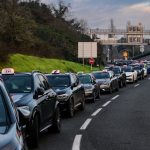 :
Reportage
"On va mettre la clé sous la porte" : à Lyon, les taxis manifestent leur colère contre la nouvelle tarification pour le transport sanitaire
Les taxis se sont mobilisés partout en France, mais plus particulièrement autour de Lyon, où ils sont bloqués les entrées de la ville et ralenti la circulation sur l'A7.