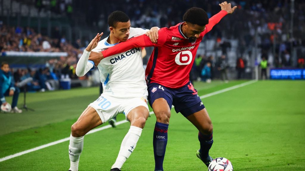 Ligue 1 : Marseille rattrapé sur le fil par Lille après un sommet d'intensité
L'OM, qui pensait tenir la victoire jusqu'à la 87e minute, a été rattrapé par les Lillois dans les dernières minutes, samedi. Marseille rate l'occasion de revenir à deux points du leader parisien.