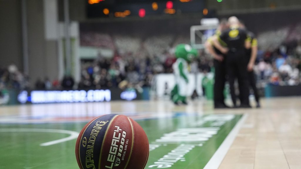 Incidents lors d'un match de basket entre Nanterre et une équipe israélienne : deux personnes seront jugées fin janvier
Des drapeaux pro-palestiniens avaient été déployés en tribune et des militants s'étaient introduits sur le terrain mercredi soir. Les forces de l'ordre ont dû intervenir pour mettre fin "aux affrontements naissants entre supporters".