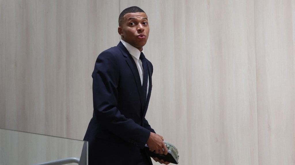 Litige Mbappé-PSG : le joueur saisit la commission de discipline de la LFP pour "défaut de paiement de primes et salaires"
Le PSG a refusé de payer les 55 millions d'euros demandés par son ex-joueur malgré les injonctions de la commission juridique de la Ligue de football professionnel (LFP).