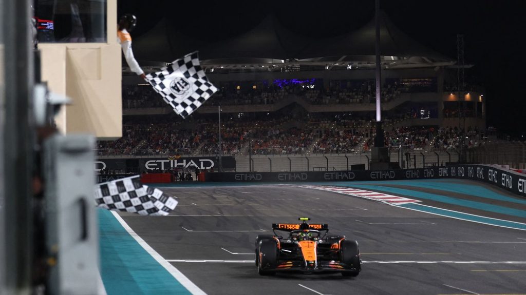 F1 : Lando Norris assure le titre de champion constructeurs pour McLaren et sa deuxième place chez les pilotes en remportant le GP d'Abou Dhabi
Le Britannique a mené la course du premier au dernier virage, dimanche, pour remporter son quatrième Grand Prix de la saison, le sixième pour son écurie McLaren.