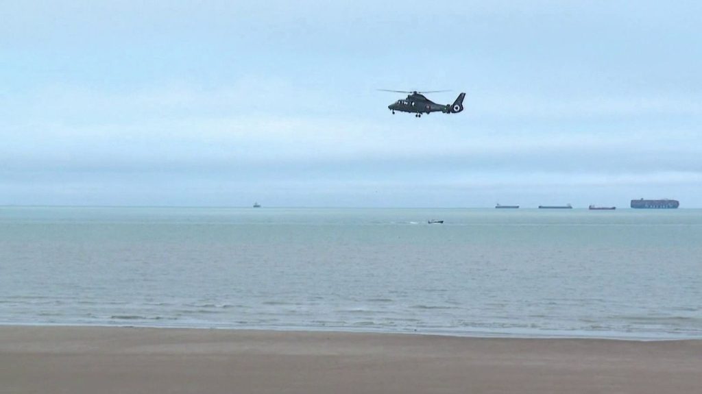 Pas-de-Calais : au moins trois migrants morts dans une tentative de traversée de la Manche
Au moins trois migrants sont décédés lors d’une tentative de traversée de la Manche, dimanche 29 décembre au matin, dans le Pas-de-Calais. Ce drame porte à au moins 76 le nombre de migrants décédés cette année dans de telles tentatives.