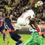 Monaco-PSG : "Il faut protéger les joueurs"... L'absence de sanction après la blessure au visage de Gianluigi Donnarumma suscite l'incompréhension
Après 20 minutes de jeu, jeudi soir, le Monégasque Wilfried Singo a heurté le gardien du PSG au visage avec la semelle de son pied droit et n'a pas été sanctionné par l'arbitre François Letexier.