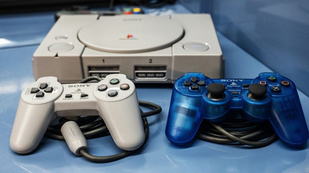 :
Podcast
49.3, interdit de stade à 6 ans et la révolution Playstation a 30 ans : ça dit quoi ce 3 décembre ?
Ce mardi 3 décembre, Michel Barnier et son gouvernement sont sous la menace d'une motion de censure, un supporter havrais de 6 ans a été interdit de stade et la première console de Sony fête ses 30 ans.