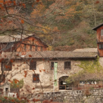 Puy-de-Dôme : les gardiens de la tradition dans le dernier moulin à papier de la région
Allons à la découverte du dernier moulin à papier d’Auvergne, situe à Ambert, dans le Puy-de-Dôme. C’est un monument unique qui fonctionne toujours comme à l’ancienne.