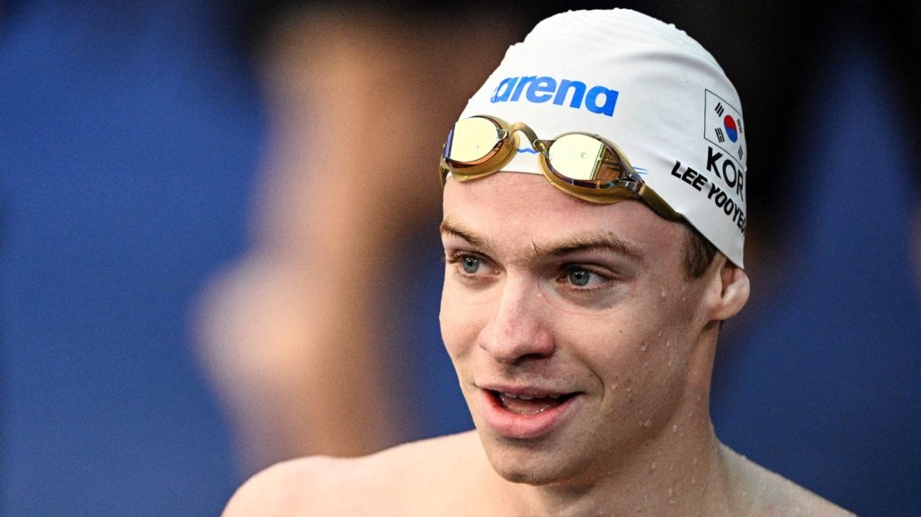 Natation : Léon Marchand aimerait “essayer la nage libre” en 2025
Après avoir régné sur les Jeux olympiques de Paris 2024, le nageur français pourrait être tenté par de nouvelles courses l’an prochain.