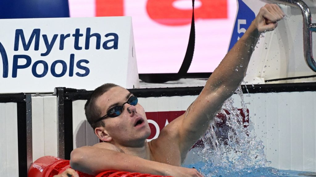 "Il en va de la crédibilité de notre sport" : le retour des nageurs russes et biélorusses scruté aux Mondiaux de natation à Budapest
Les championnats du monde de natation en petit bassin à Budapest (Hongrie), marquent la présence massive des athlètes russes et biélorusses dans une grande compétition internationale. Tous ces nageurs sont alignés sous bannière neutre et cette réhabilitation ne suscite aucun remous. Les Russes ont décroché deux titres mercredi.