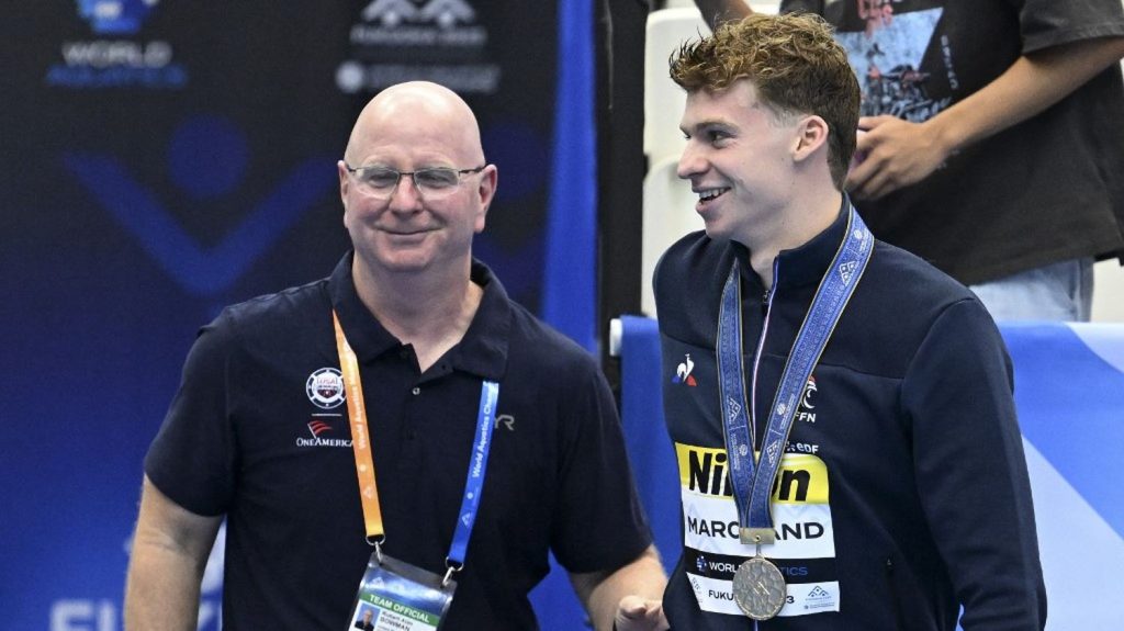 Natation : Léon Marchand "a très bien nagé pendant les Coupes du monde, mais il en avait marre", assure son coach Bob Bowman
L'ancien entraîneur de Michel Phelps a évoqué l'avenir à court et plus long terme du prodige français, dans un long entretien accordé à L'Equipe, vendredi.