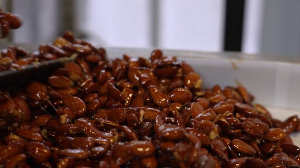 Var : le nougat noir d'Ollioules, un trésor qui se transmet de génération en génération
Alors que la France ne produit quasiment plus d'amandes, la petite ville d'Ollioules, dans le Var, a préservé sa spécialité : le nougat noir. Un produit local dont raffolent encore les gourmands.