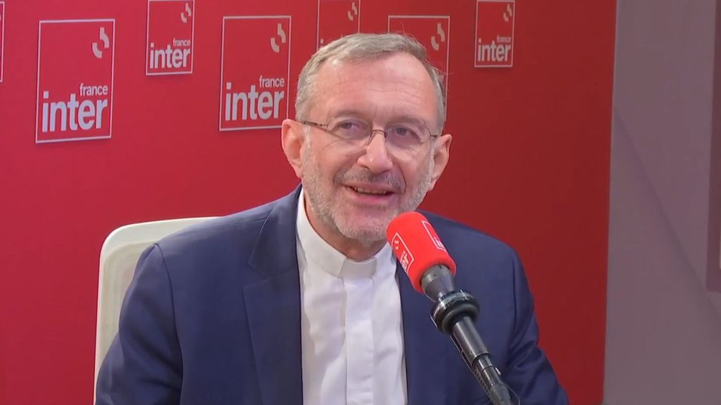 Pas d'entrée payante à Notre-Dame : Olivier Ribadeau Dumas, recteur-archiprêtre de la cathédrale, invite à trouver "d'autres moyens"
Faire payer l'entrée de Notre-Dame de Paris "n'est pas notre tradition", juge Olivier Ribadeau Dumas. "Je ne sais pas faire la différence entre un visiteur et un fidèle".