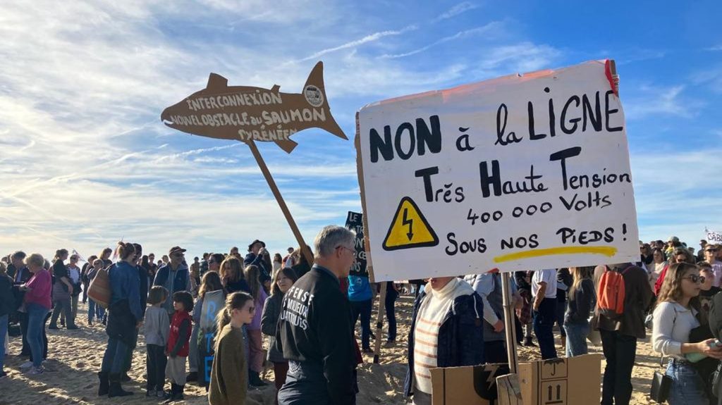 Landes : six opposants au chantier de la ligne à très haute tension installés dans des arbres à Capbreton, une demande de moratoire envoyée au Premier ministre
Les opposants à ce projet dénoncent des concéquences "désastreuses du tracé" de la ligne à très haute tension.