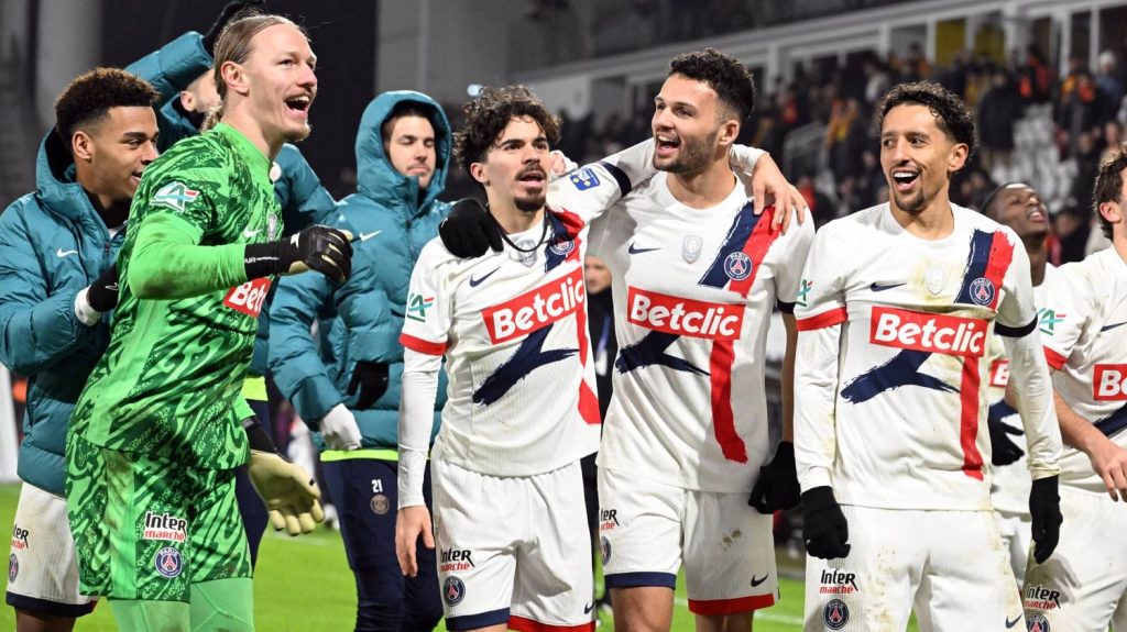 Coupe de France : le PSG élimine Lens aux tirs au but
Bousculés par les Lensois pendant 90 minutes, les Parisiens s'en sont remis à leur gardien, Matvey Safonov, pour se qualifier en seizièmes de finale, dimanche.