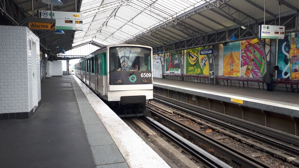 Métro à Paris : la circulation interrompue sur les lignes 6 et 14 lundi matin
Le réseau, victime d'une panne électrique, devrait reprendre dans le courant de la matinée.