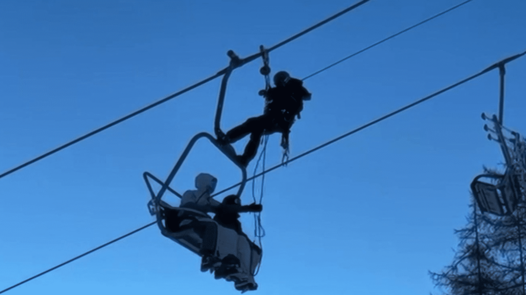 Télésiège en panne : 107 skieurs bloqués plus de trois heures à La Norma
107 skieurs sont restés bloqués pendant plus de trois heures sur un télésiège à la station de La Norma (Savoie), mardi 24 décembre, après une panne électrique. Ils ont été évacués en rappel, un par un. S'il y a eu quelques hypothermies, aucun blessé n'est à déplorer.