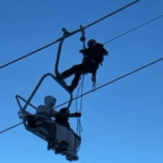 Télésiège en panne : 107 skieurs bloqués plus de trois heures à La Norma
107 skieurs sont restés bloqués pendant plus de trois heures sur un télésiège à la station de La Norma (Savoie), mardi 24 décembre, après une panne électrique. Ils ont été évacués en rappel, un par un. S'il y a eu quelques hypothermies, aucun blessé n'est à déplorer.