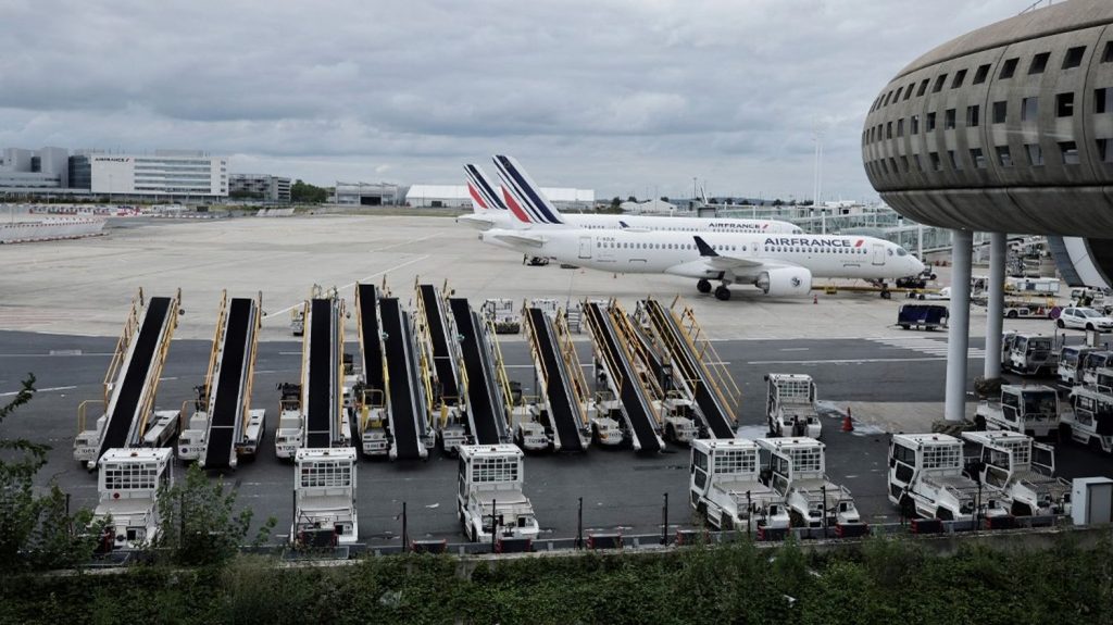 Paris 2024 : les émissions de CO2 ont été divisées par deux par rapport aux éditions précédentes, selon les organisateurs
"On a fait des efforts considérables dans tous les secteurs de l'organisation et jusqu'à la dernière minute", a fait valoir mercredi la directrice de "l'excellence environnementale" des Jeux olympiques de Paris.