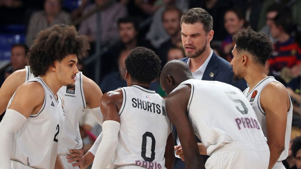 Euroligue : le match Paris Basketball-Fenerbahçe reporté faute de joueurs parisiens valides
Touché par une "cascade de blessures ou de maladies", le club francilien n'était pas en capacité de présenter le nombre de joueurs suffisants, jeudi.