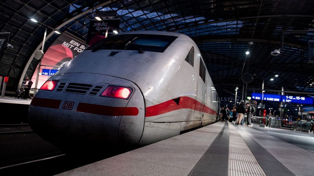La SNCF et Deutsche Bahn lancent la ligne à grande vitesse permettant de relier directement Paris à Berlin
Dès lundi un train à grande vitesse va relier les deux centres-villes des capitales française et allemande. Comptez tout de même huit heures pour faire le trajet.