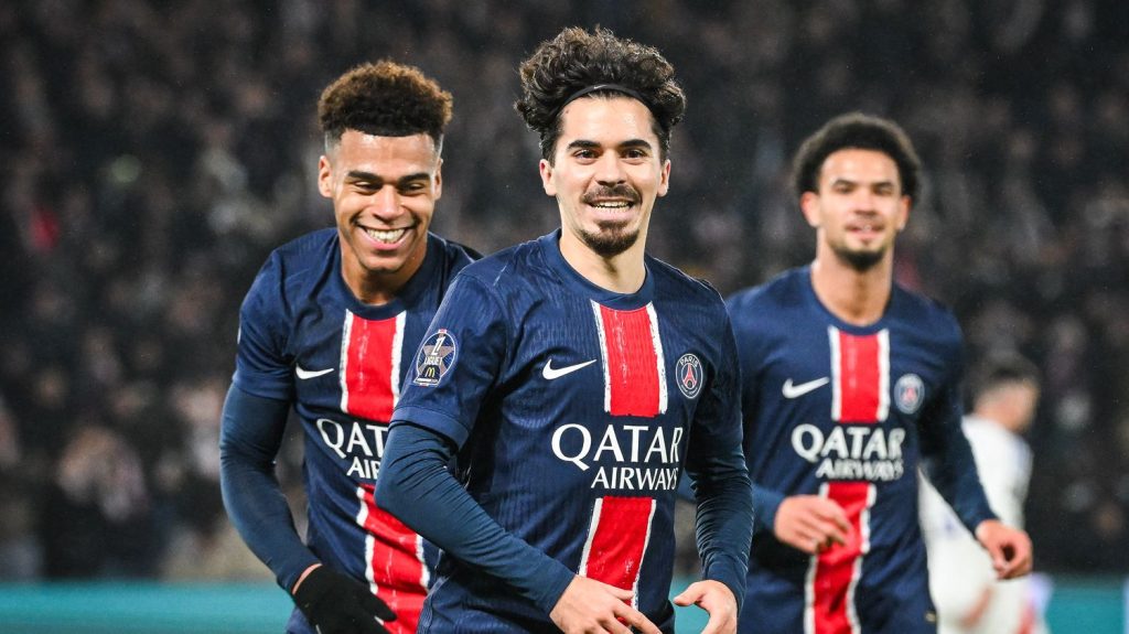 Ligue 1 : Paris remporte le choc face à Lyon et conforte sa place de leader
Après deux matchs nuls contre Nantes et Auxerre, le PSG s'est relancé en s'imposant logiquement face à l'Olympique lyonnais, dimanche (3-1). Désiré Doué a particulièrement brillé.