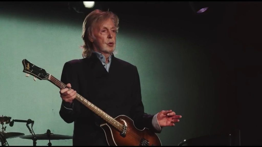 Paul McCartney enflamme Paris à 82 ans
La légende des Beatles s'est produite mercredi 4 décembre dans un show XXL, qui a réuni 40 000 spectateurs. À 82 ans, Paul McCartney suscite toujours le même engouement.